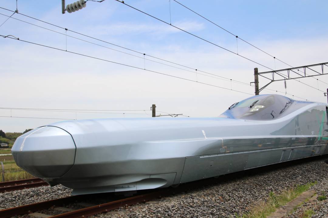 Alfa-X, el nuevo tren de la compañía Japan Rail East, durante la presentación a los medios, en Rifu (Miyagi), el pasado 9 de mayo.