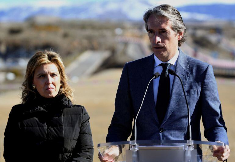 El ministro de Fomento, Íñigo de la Serna, junto con la Delegada del Gobierno en Castilla y León María José Salgueiro, durante la visita que ha realizado hoy a las obras de conversión en autovía de la carretera de circunvalación de Segovia (SG-20), De la 