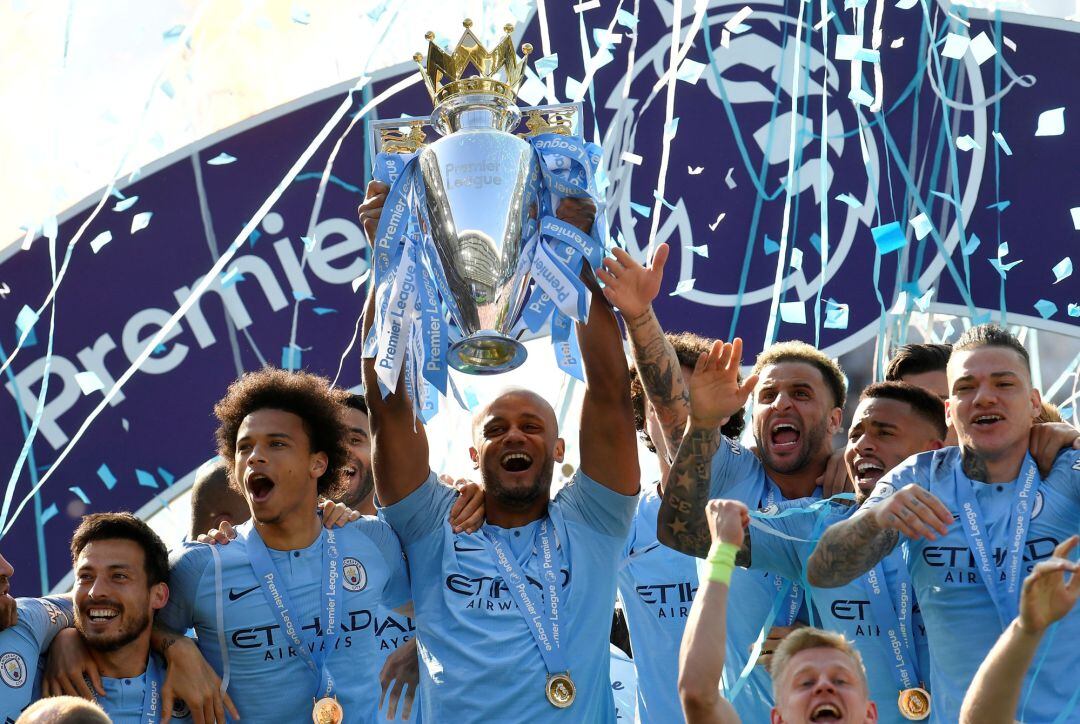 Los jugadores del Manchester CIty celebran el título de liga