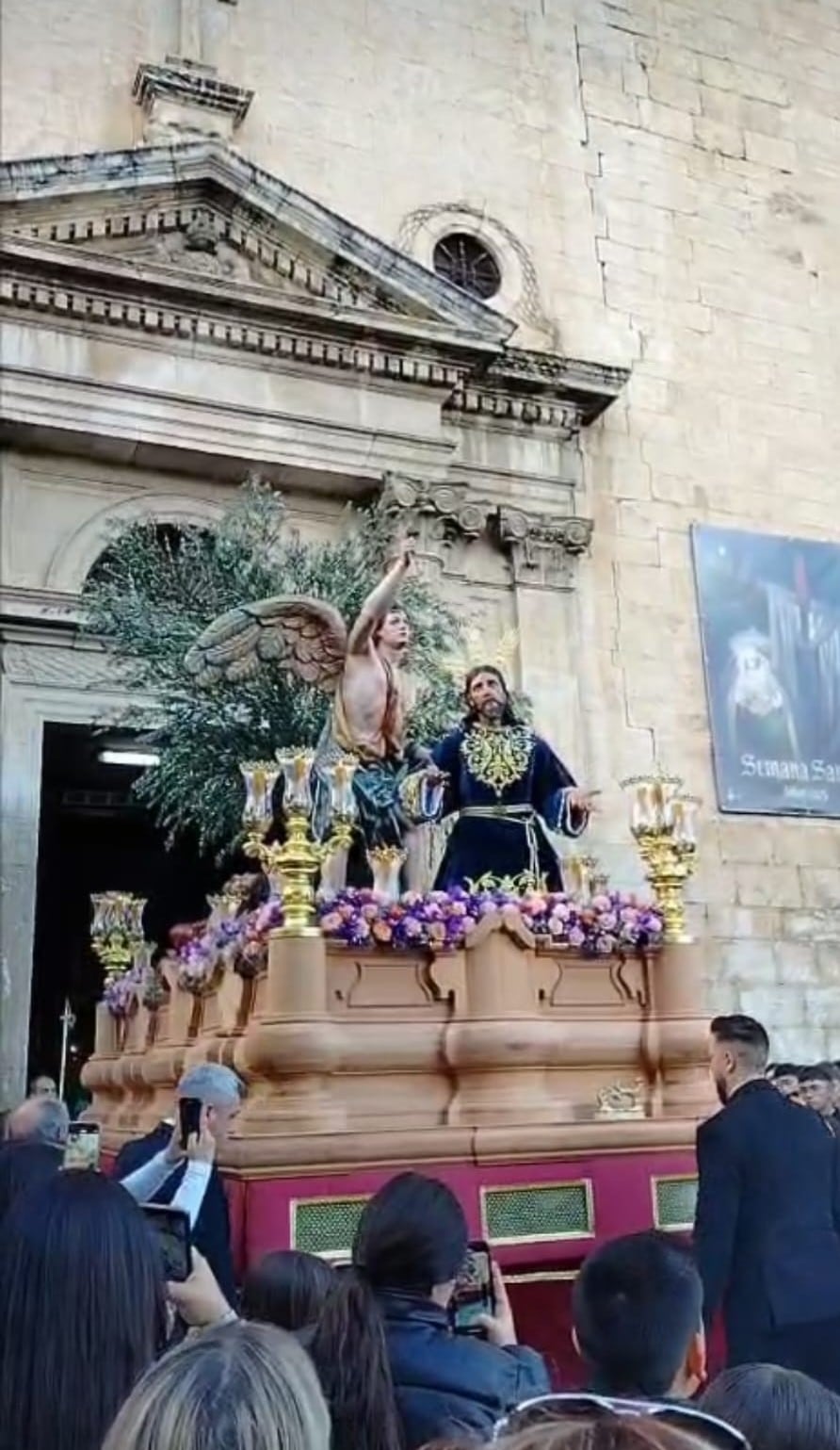 El paso de la Oración en el Huerto a su salida del templo de la Asunción de Nuestra Señora