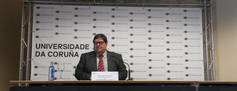 Julio Abalde, rector de la UDC, en rueda de prensa