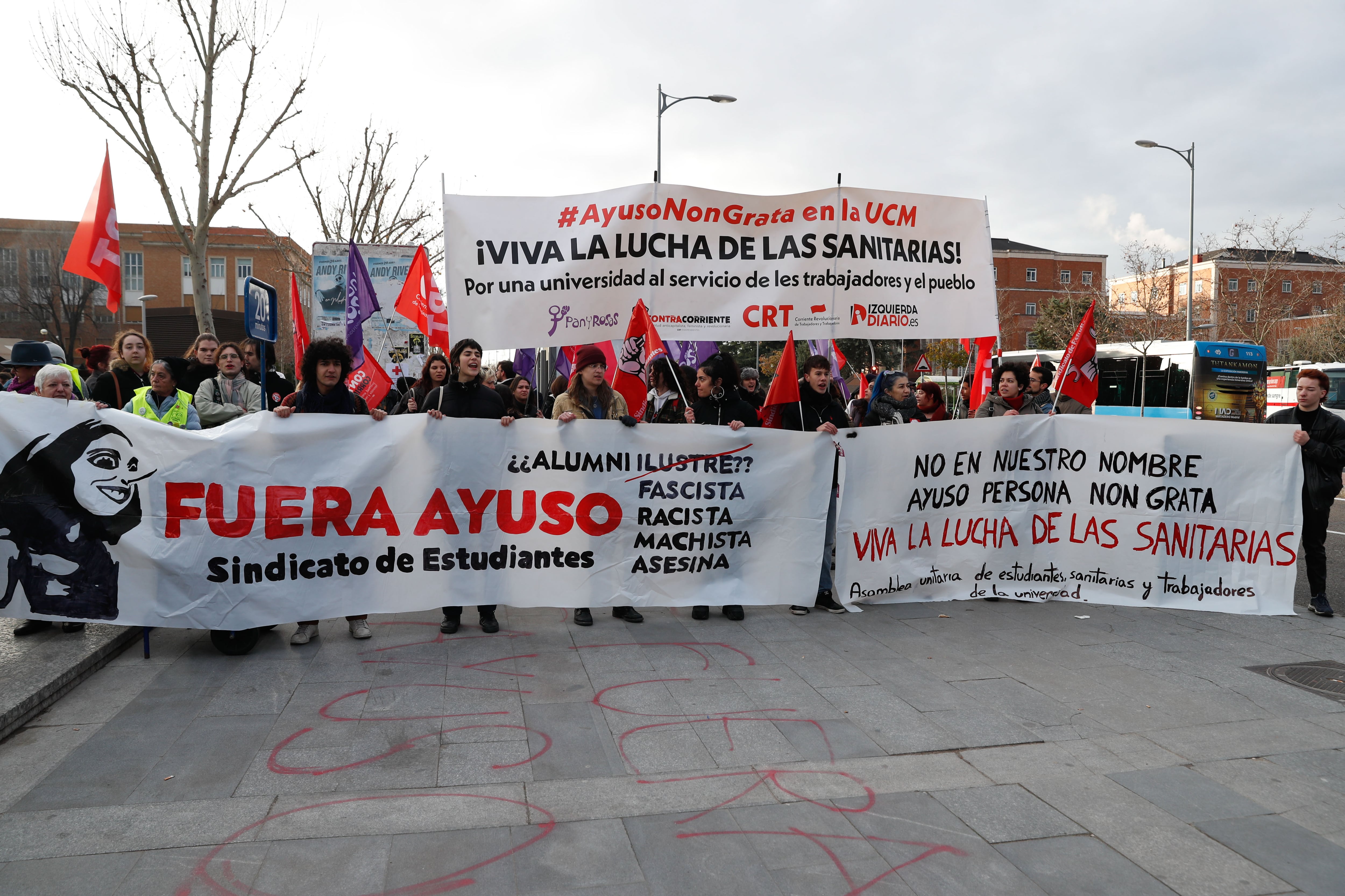 Protestas de sanitarios y estudiantes ante la facultad de Ciencias de la Información de Universidad Complutense (UCM), donde la presidenta de la Comunidad de Madrid, Isabel Díaz Ayuso, que cursó allí su carrera de periodismo, recibe este martes un reconocimiento como alumna ilustre, un homenaje que se produce entre medidas de seguridad ante el rechazo que ha despertado que le otorguen este premio.