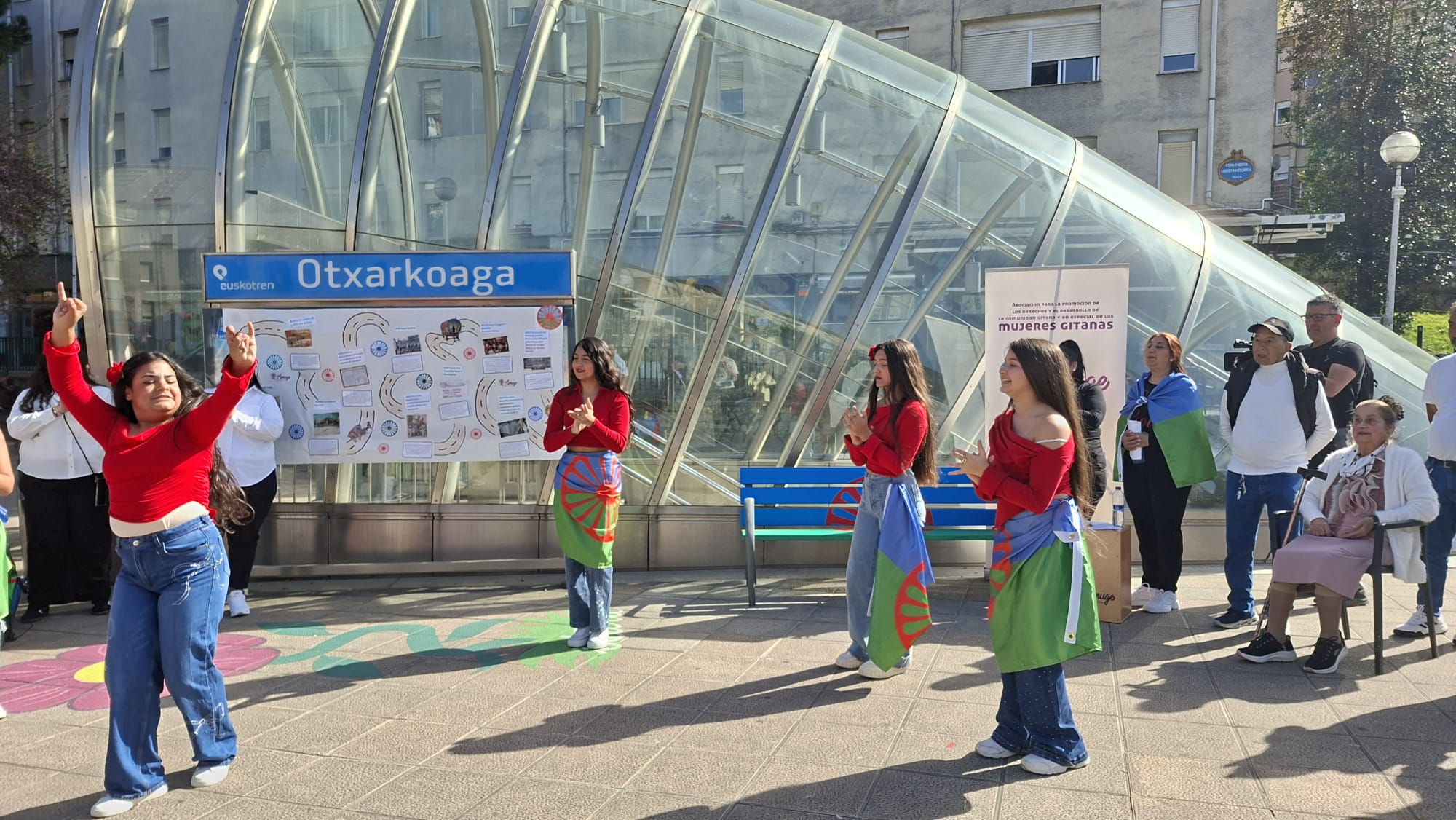 Actuación del grupo de baile Txiki Golé en Otxarkoaga durante la inauguración del primer banco urbano con la bandera del pueblo gitano en Euskadi. / Daniel Rivera