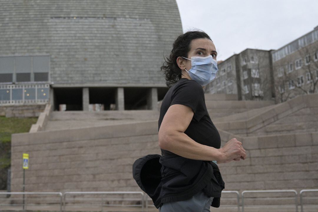 Una persona corre en solitario 