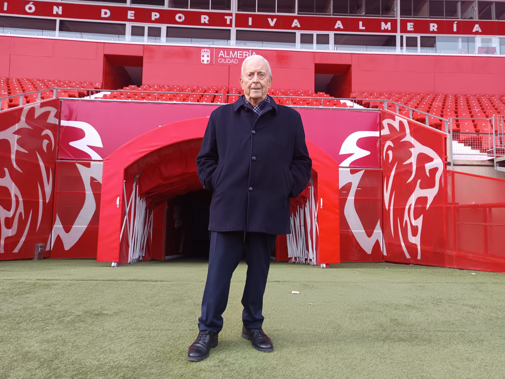 LA VOZ y Cadena SER hicieron un ‘tour’ con el protagonista por el Estadio de los Juegos Mediterráneos.