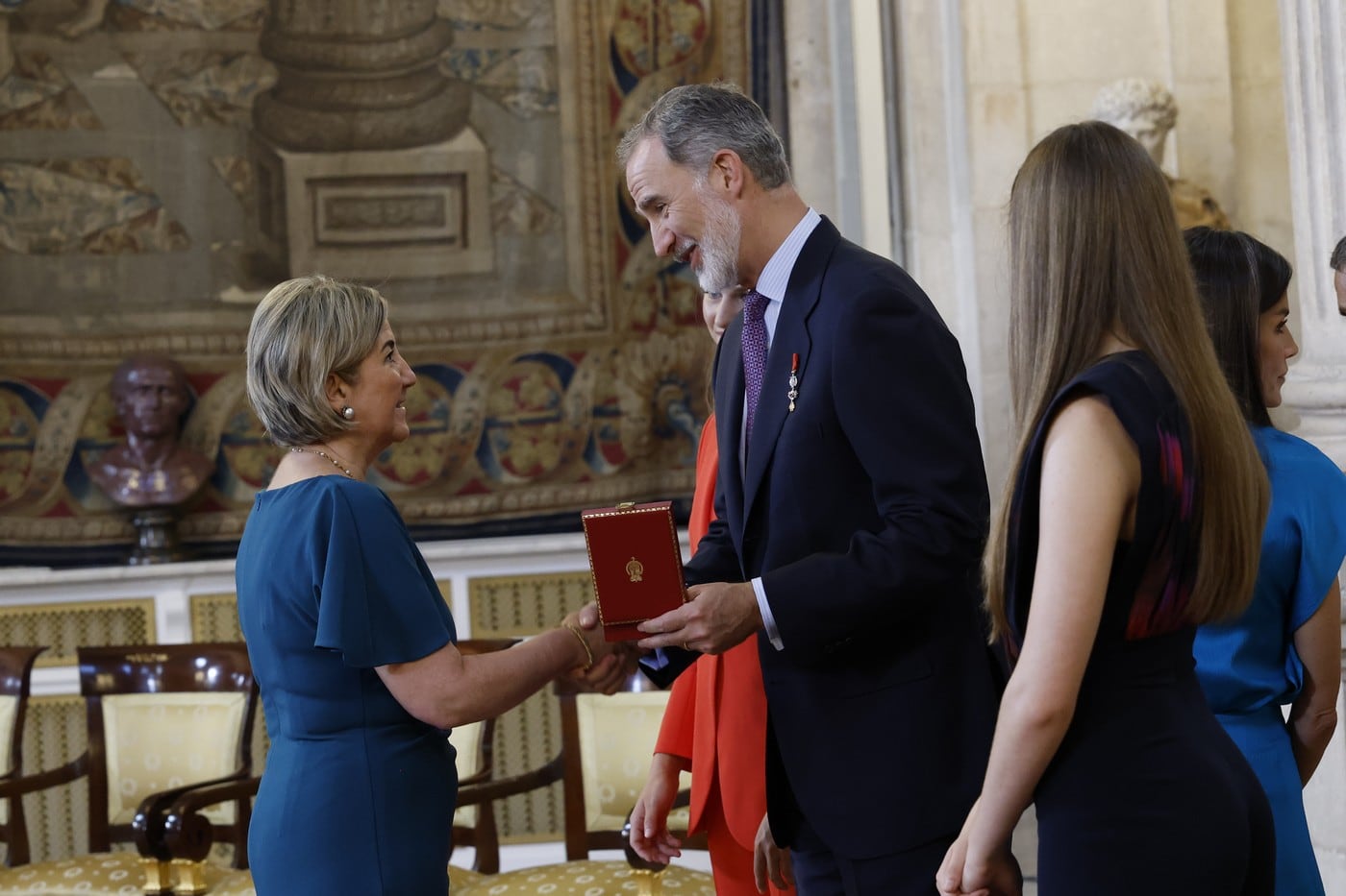 Su Majestad el Rey condecora con la Encomienda del Mérito Civil a Vicente Berenguer Llopis, recoge la condecoración su sobrina política Sonsoles Vela Masó