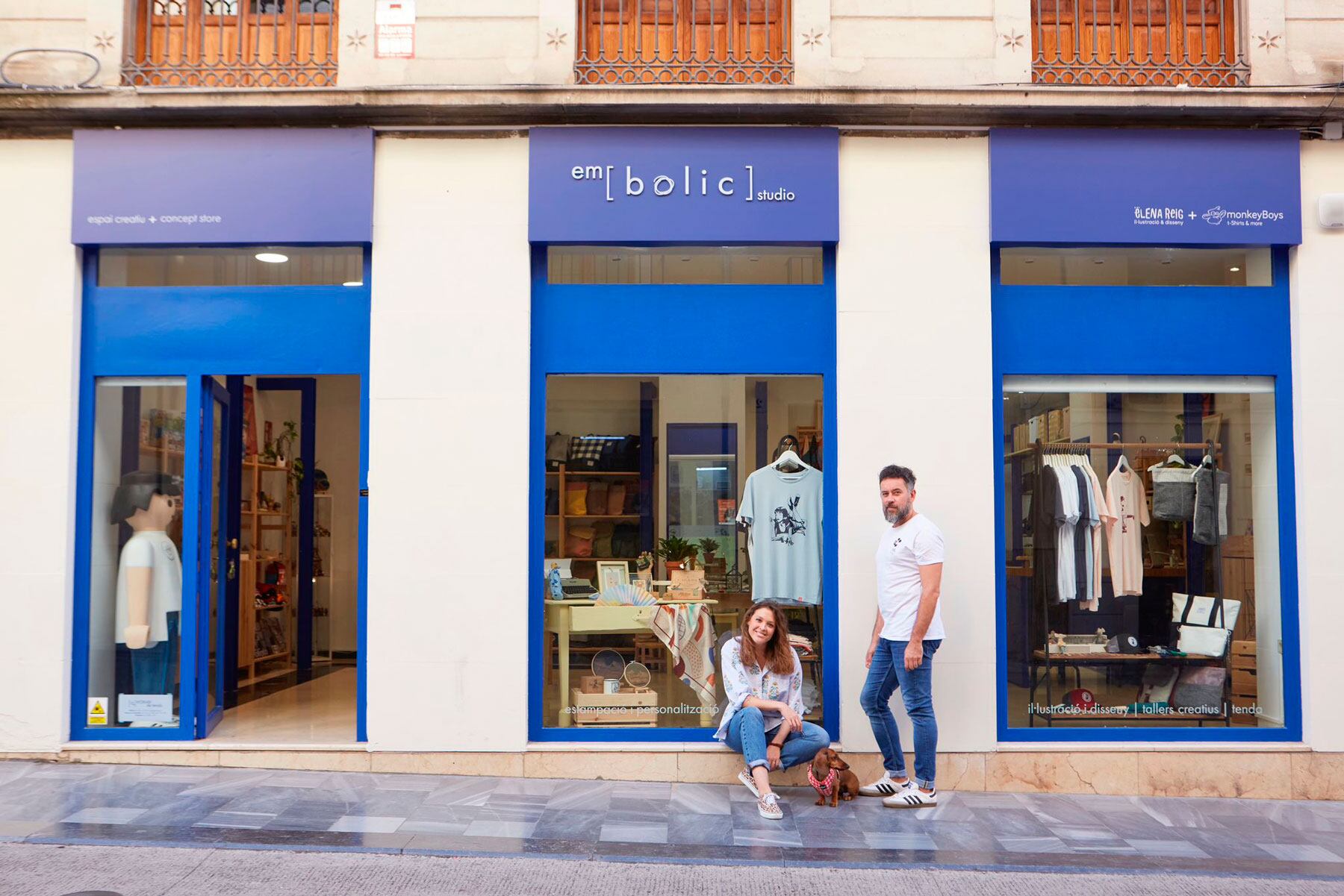 Elena Reig i Mauro Solbes, front a la façana de la nova ubicacó en el carrer Sant Llorenç