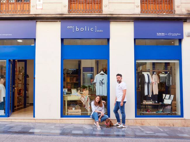 Elena Reig i Mauro Solbes, front a la façana de la nova ubicacó en el carrer Sant Llorenç