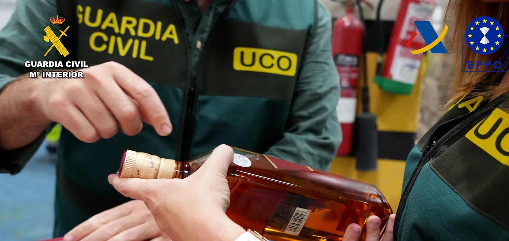 Imagen de los agentes y una botella de alcohol