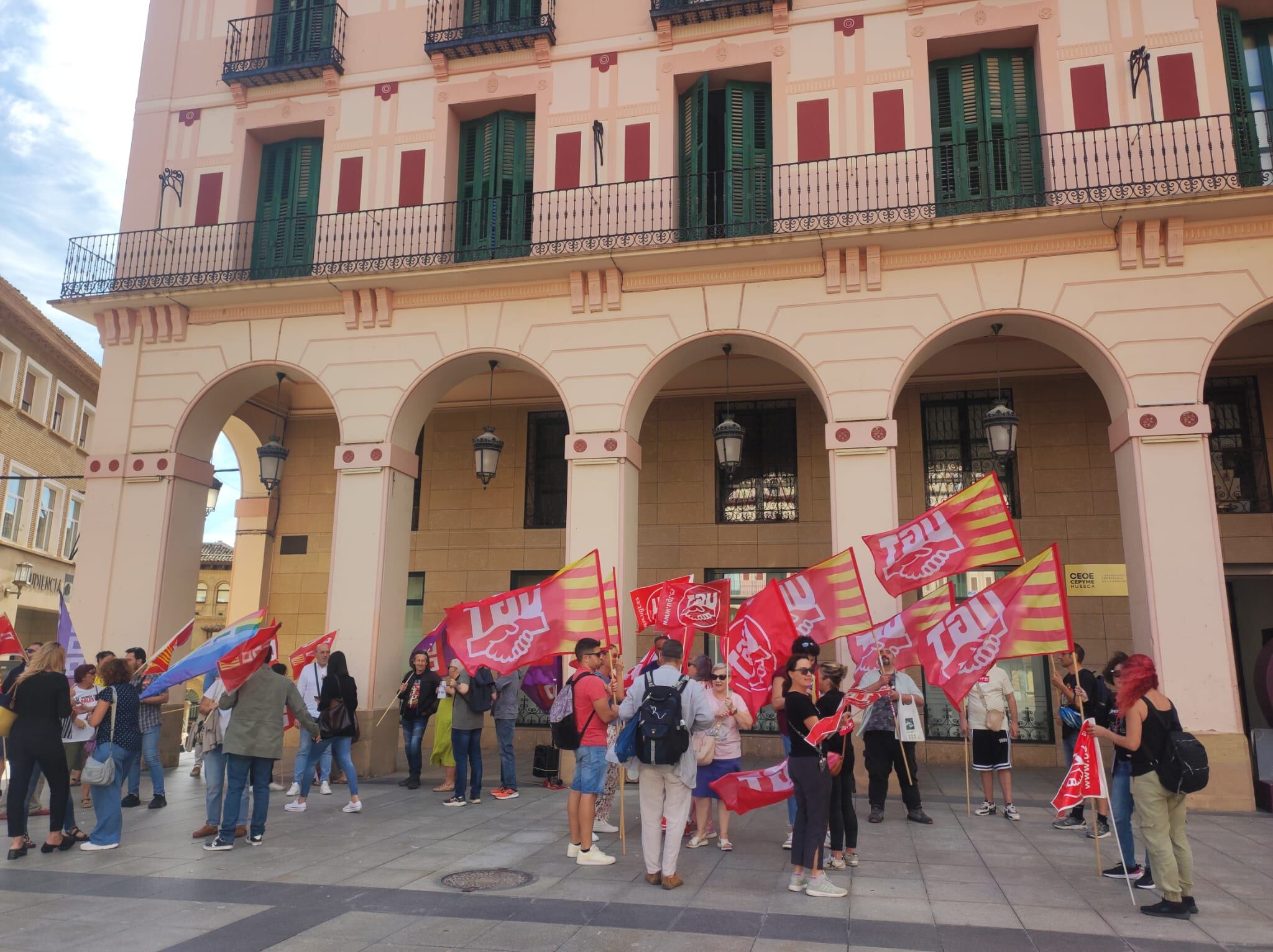Concentración en la plaza López Allué de Huesca por la reducción de la jornada laboral.