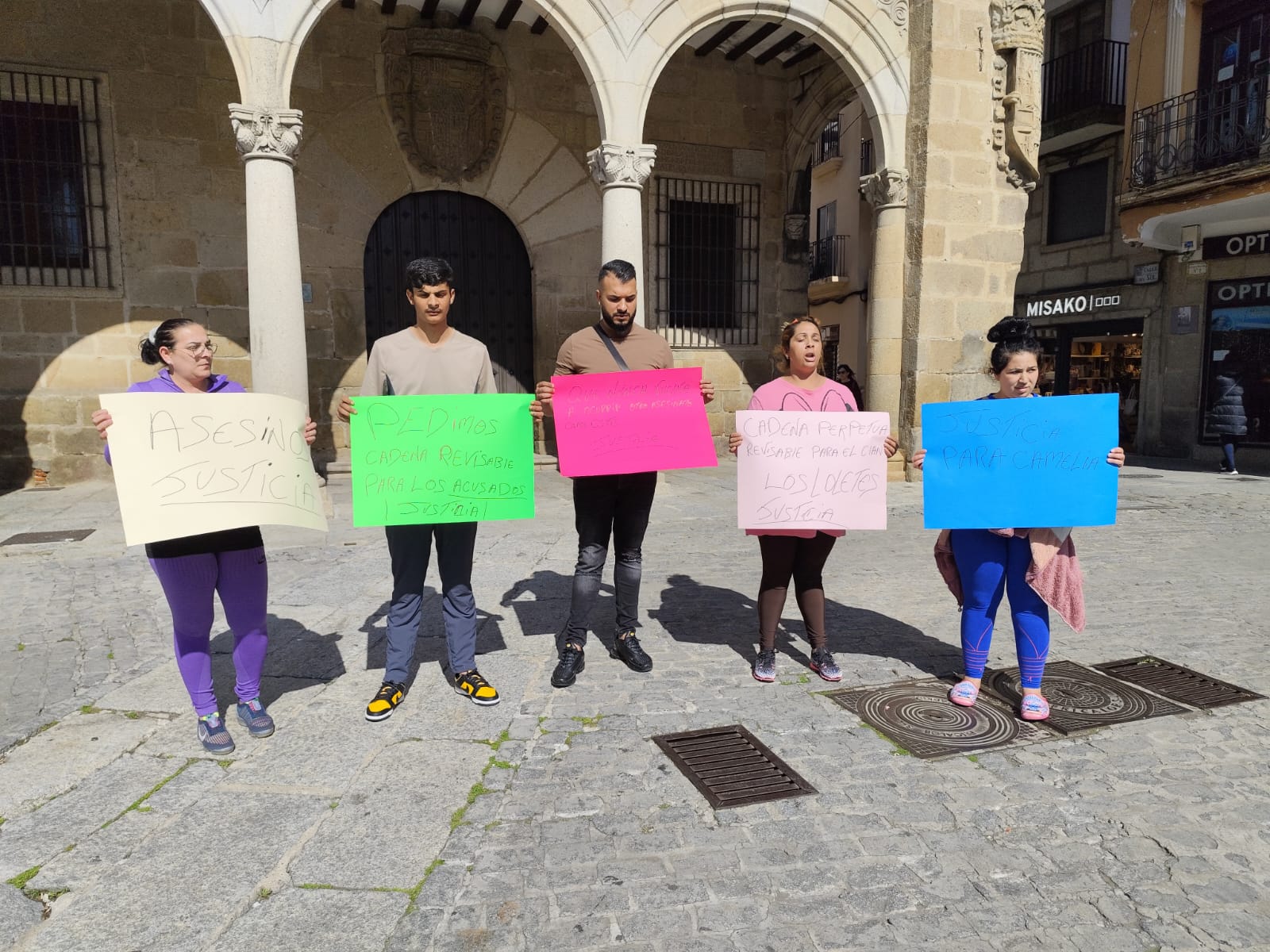 Los familiares de Camelia manifestándose en frente del ayuntamiento