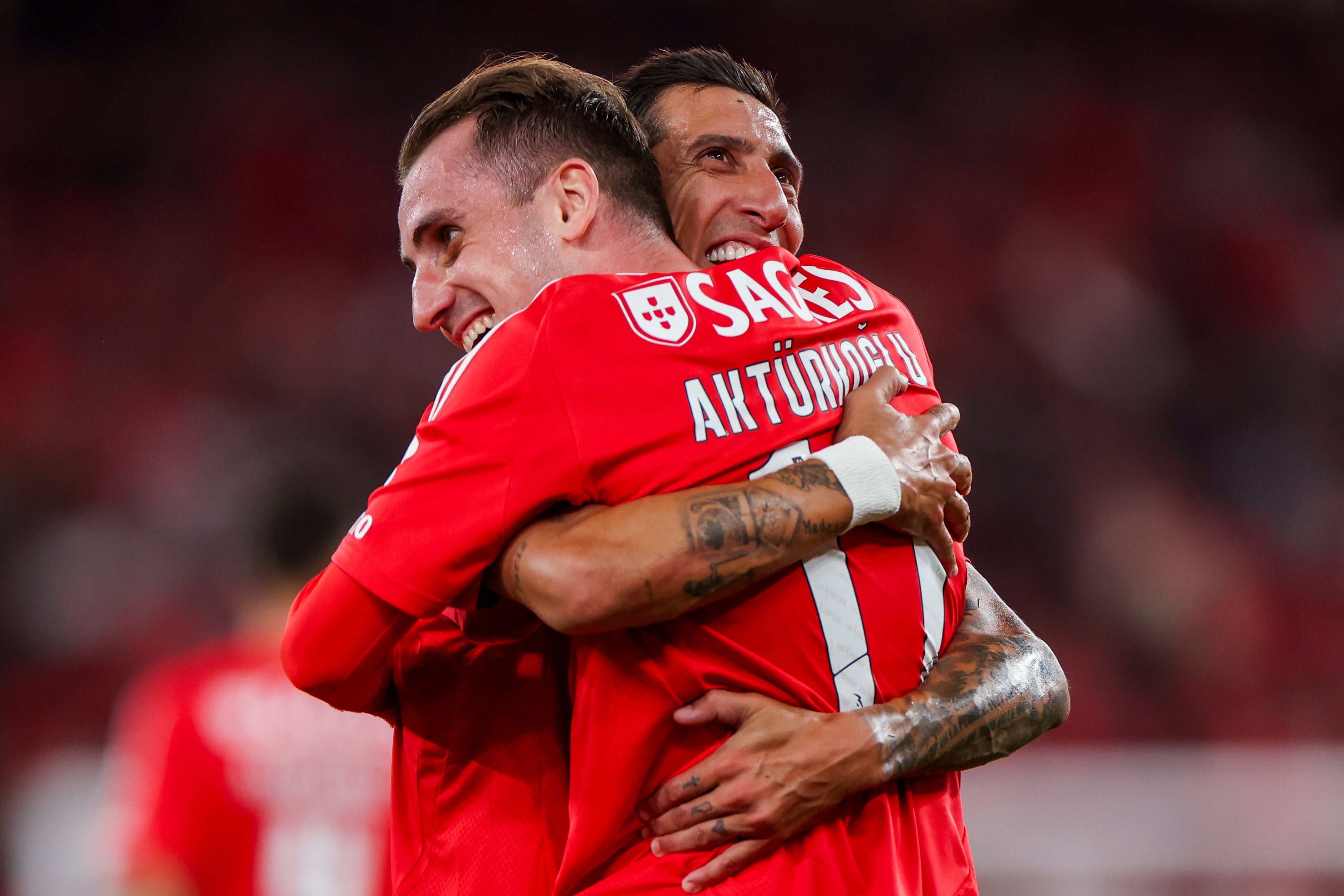 Lisbon (Portugal), 28/09/2024.- Benfica player Kerem Akturkoglu celebrates with team mate Angel Di Maria (R) after scoring the 2-1 goal during the Liga Portugal soccer match between Benfica and Gil Vicente held at Luz Stadium in Lisbon, Portugal, 28 September 2024. (Lisboa) EFE/EPA/JOSE SENA GOULAO
