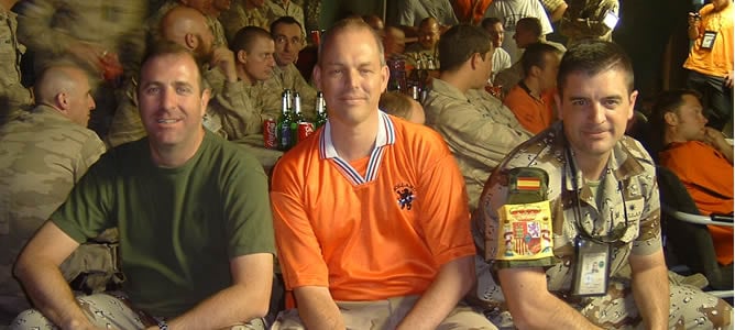 El comandante Villar y el comandante Pasquín viendo la final españa-holanda en el destacamento holandés de Kabul