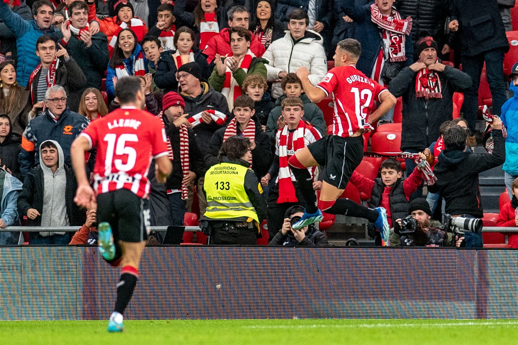 El delantero del Athletic Gorka Guruzeta celebra marcar el primer gol del equipo bilbaíno, durante el partido de Liga en Primera División ante el Rayo Vallecano