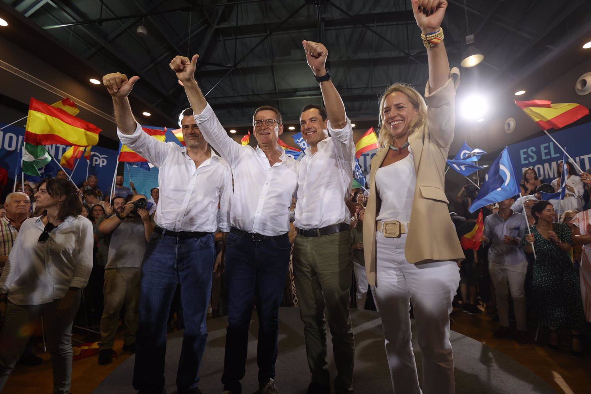 El líder del Partido Popular, Alberto Núñez Feijóo, (2i) el presidente de la Junta de Andalucía, Juanma Moreno (2d) el alcalde de Cádiz, Bruno García (i) y la presidenta de la Diputación de Cádiz, Almudena Martínez (d) - Nacho Frade - Europa Press