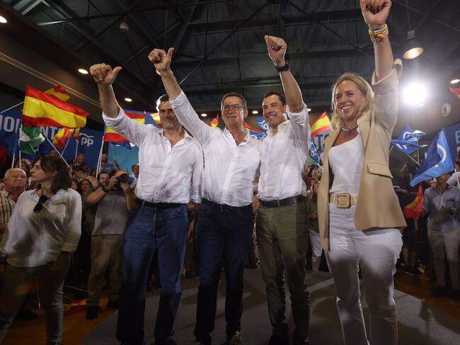 El líder del Partido Popular, Alberto Núñez Feijóo, (2i) el presidente de la Junta de Andalucía, Juanma Moreno (2d) el alcalde de Cádiz, Bruno García (i) y la presidenta de la Diputación de Cádiz, Almudena Martínez (d) - Nacho Frade - Europa Press