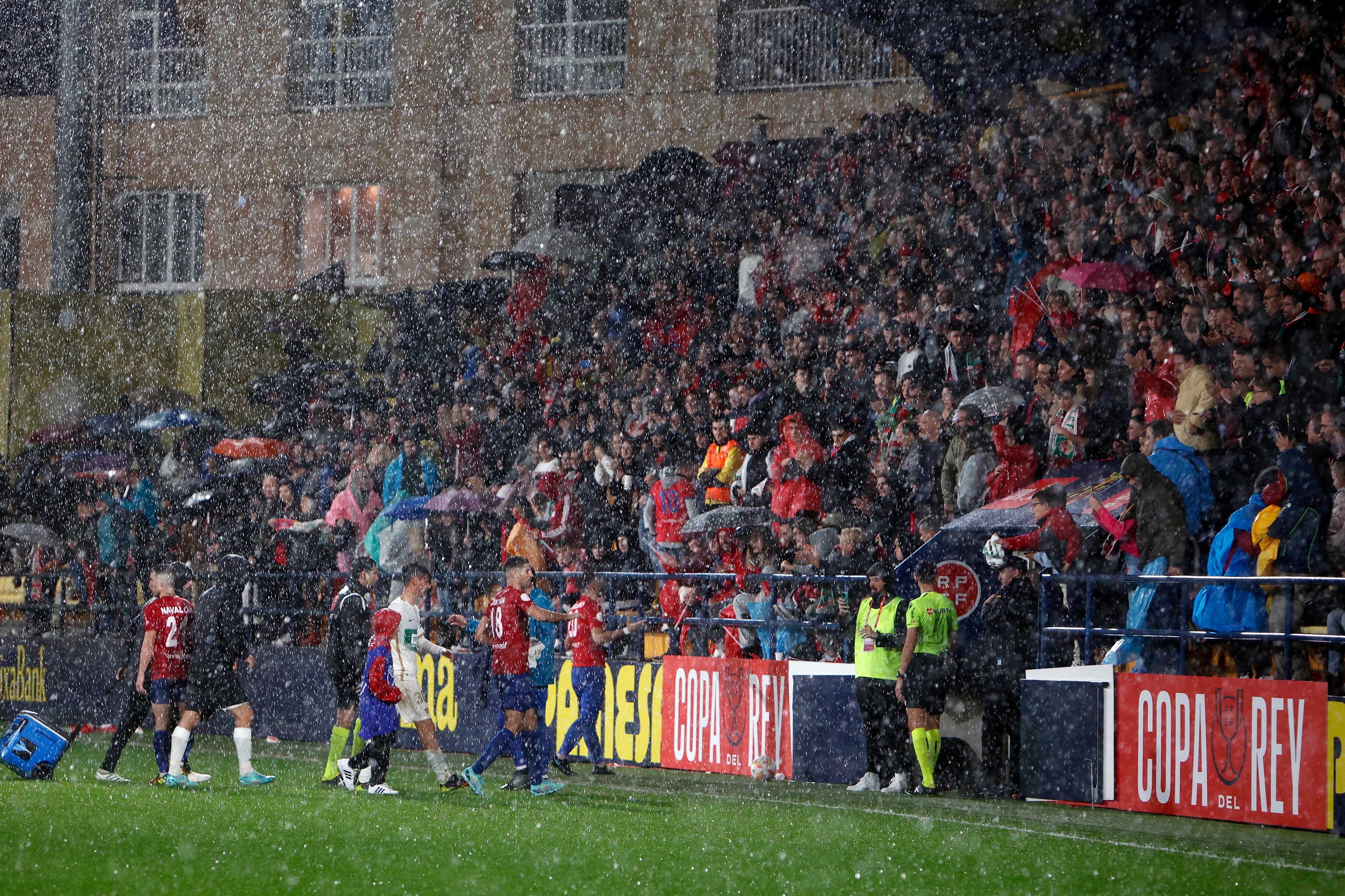 VILLARREAL, 12/11/2022.- Los jugadores del Alcora se retiran tras el encuentro contra el Elche, correspondiente a la primera eliminatoria de la Copa del Rey que han disputado hoy sábado en la localidad castellonense. EFE / Domenech Castelló.