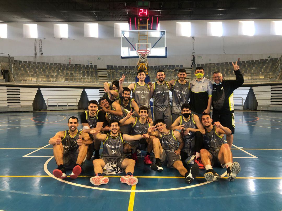 El equip jerezano celebra la victoria en el Palacio 