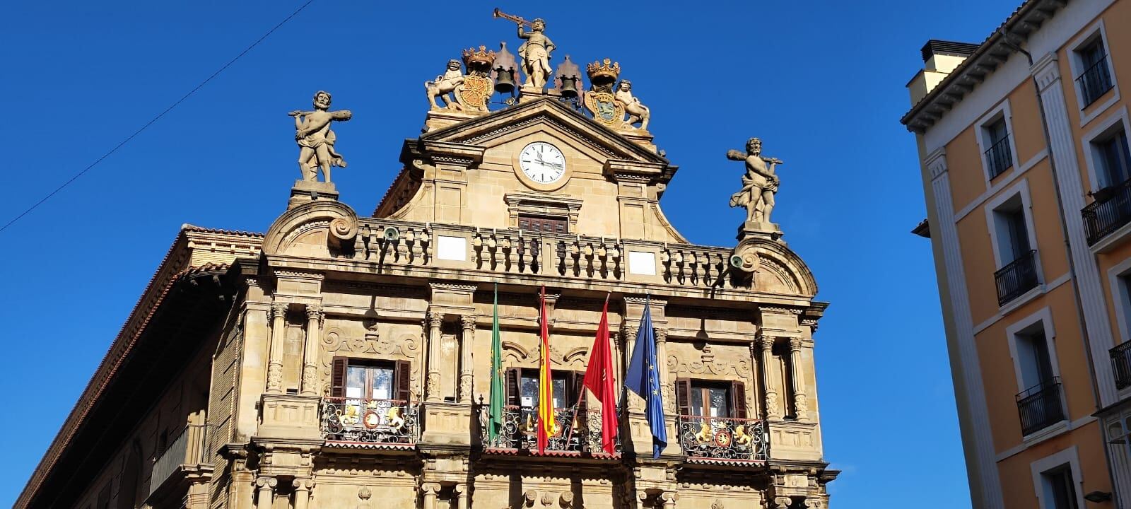 Vista parcial de la fachada del Ayuntamiento de Pamplona