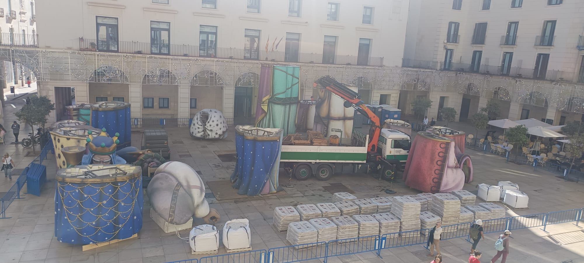 Montaje del Belén Gigante en la plaza del Ayuntamiento de Alicante para las navidades de 2025
