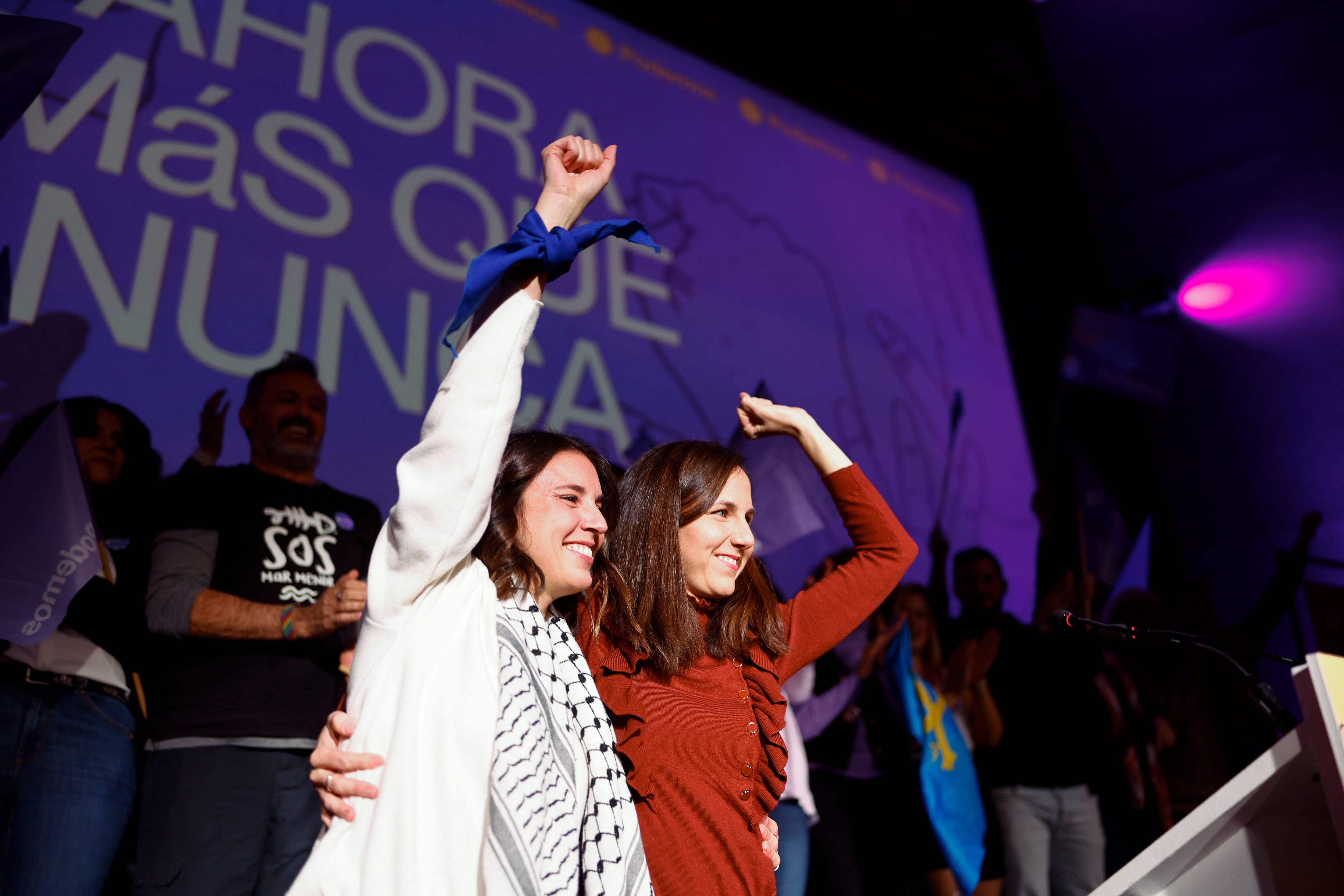 La exministra de Igualdad, Irene Montero (i), y la secretaria general de Podemos, Ione Belarra, durante el acto &quot;Ahora más que nunca&quot;.