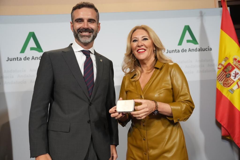 El portavoz del Gobierno andaluz, Ramón Fernández-Pacheco, y la consejera de Hacienda de la Junta de Andalucía, Carolina España, en la presentación del proyecto de Presupuestos de la Junta para 2024.