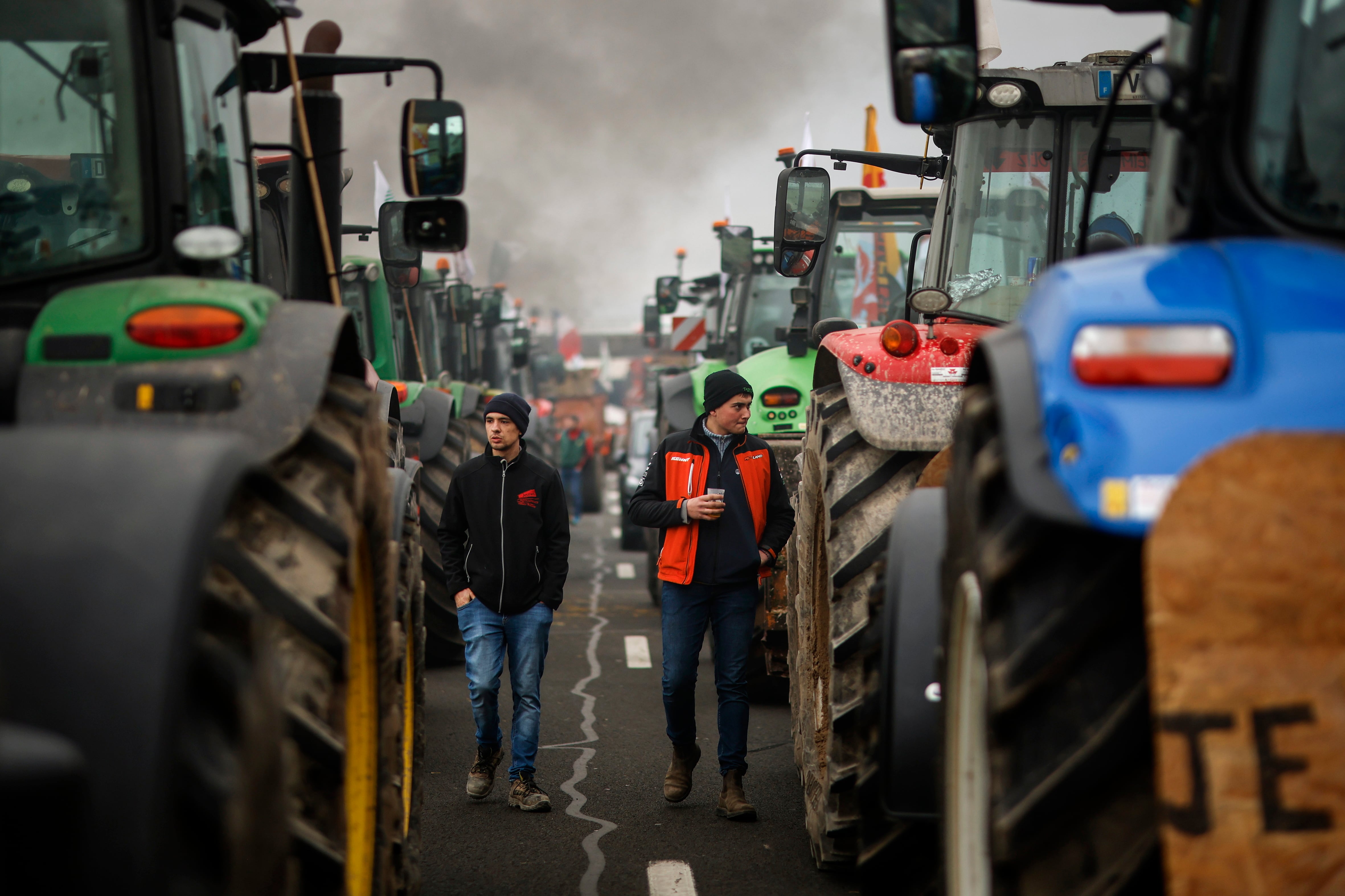 Agricultores franceses bloquearon la autopista A4 este martes