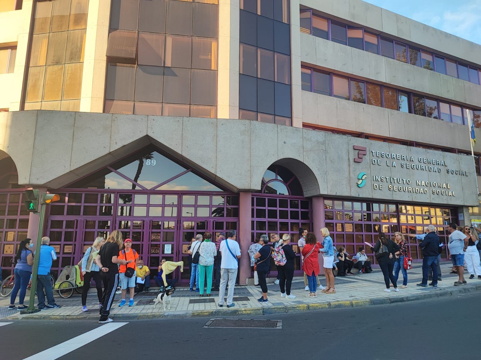 Las colas de la Seguridad Social en las oficinas de Las Palmas de Gran Canaria impiden a muchos ciudadanos tramitar gestiones que, en algunos casos, son urgentes