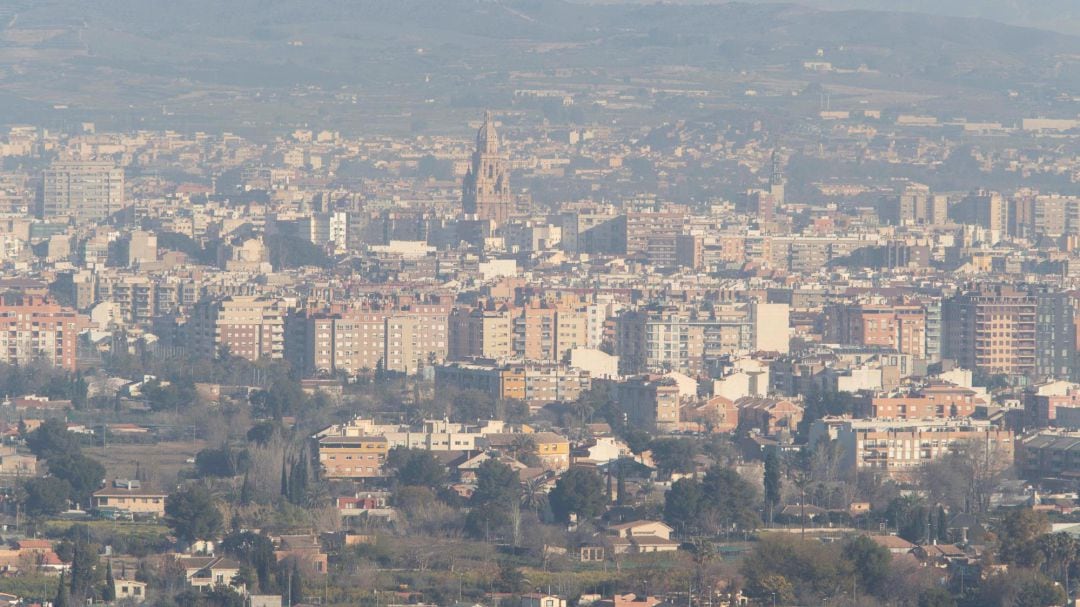 Vista de la ciudad de Murcia con la catedral al fondo, donde se puede apreciar la contaminación atmosférica.