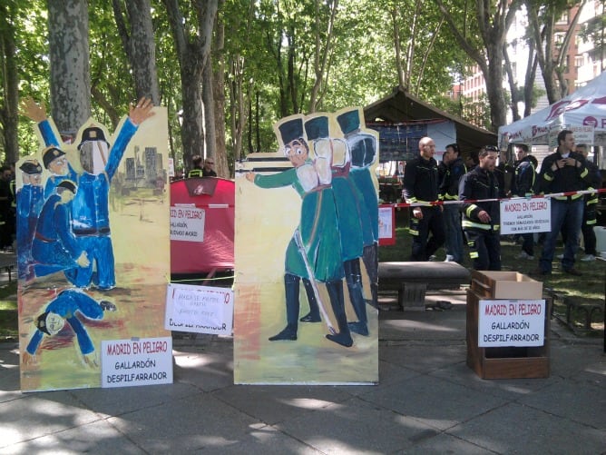 Los bomberos del ayuntamiento de Madrid han instalado un campamento en el centro de la ciudad para hacer más visible su protesta