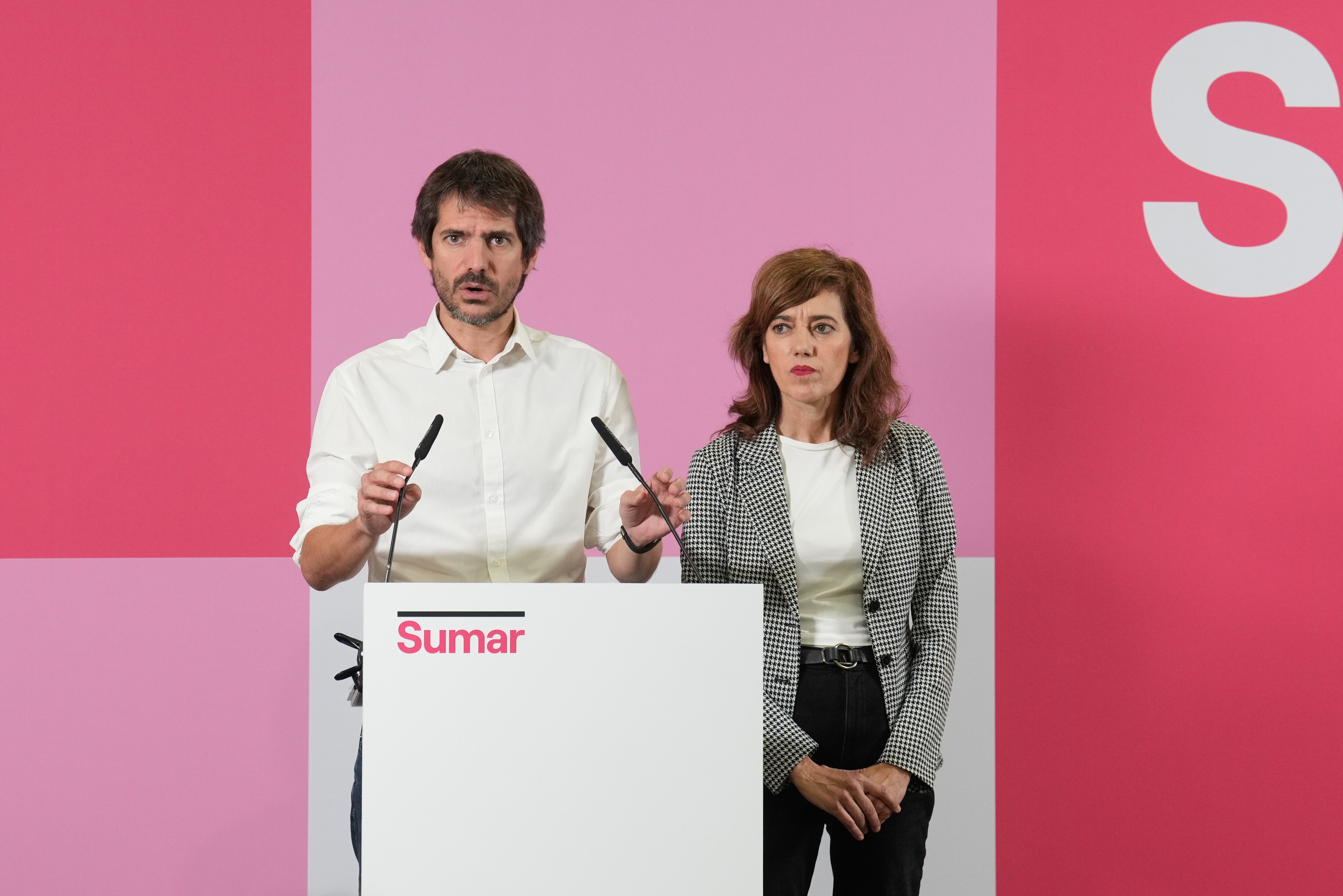 El portavoz de Sumar, Ernest Urtasun, y la portavoz de la formación en el Congreso, Marta Lois, durante una rueda de prensa en la sede del partido en Madrid