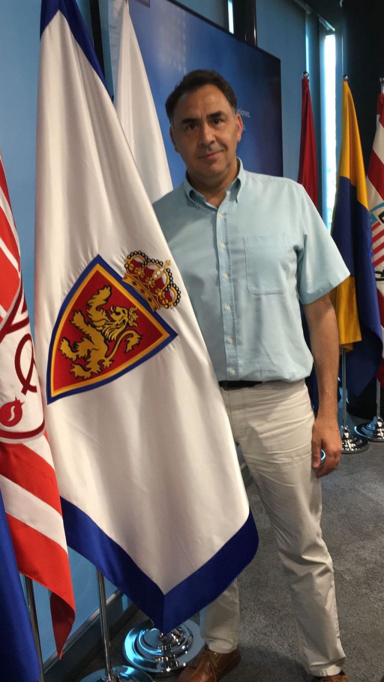 Vicente Casanova posa ante la bandera del Real Zaragoza