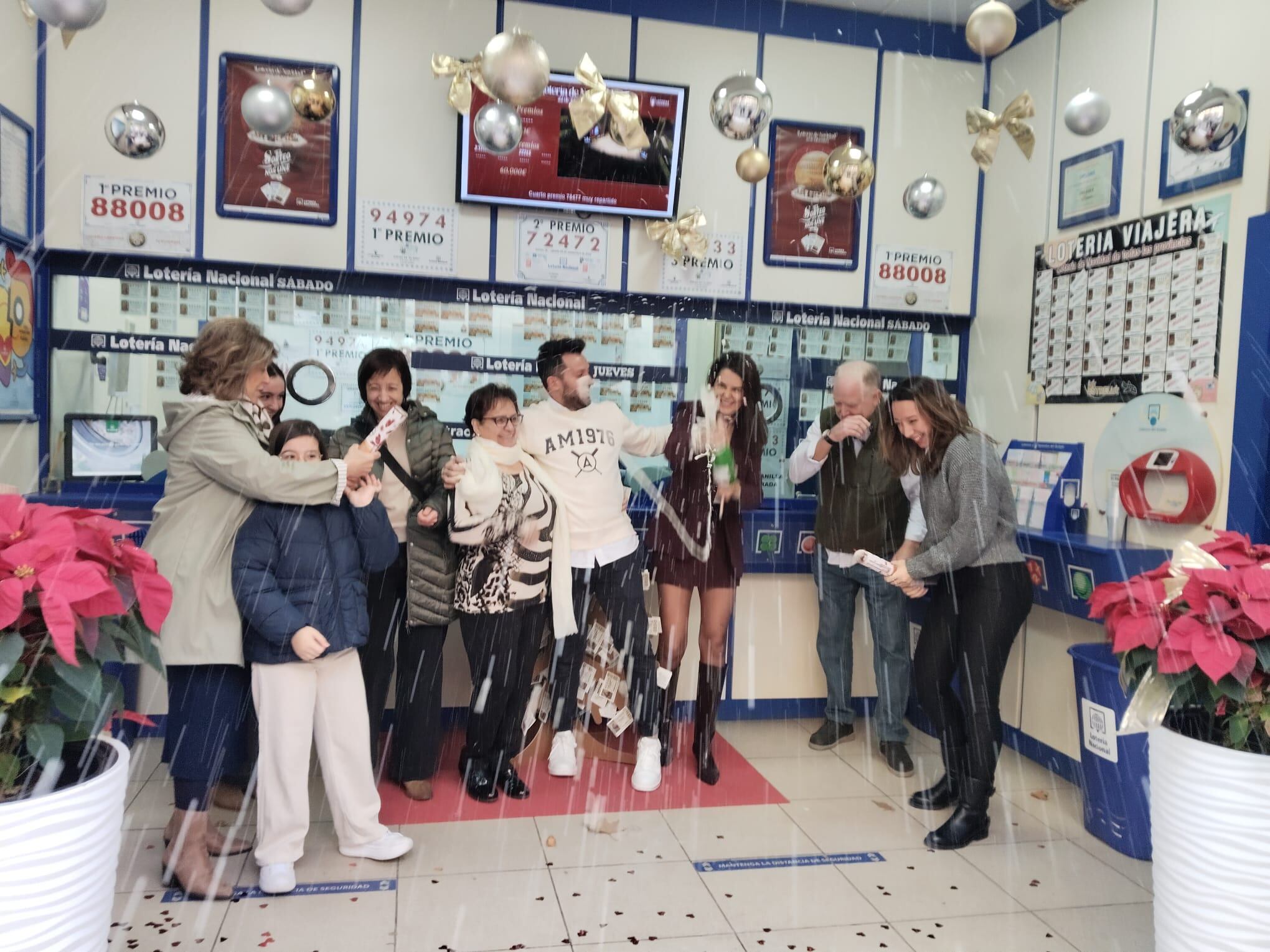 Propietarios de La Buena Estrella celebran el tercer premio en Gandia.