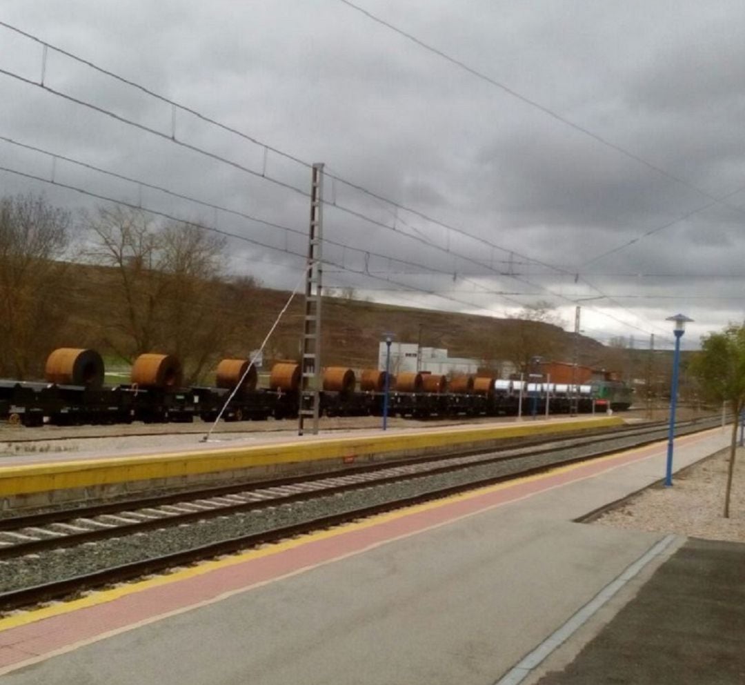 Convoy de bobinas de acero a su paso por la estación de ferrocarril arandina de El Montecillo
