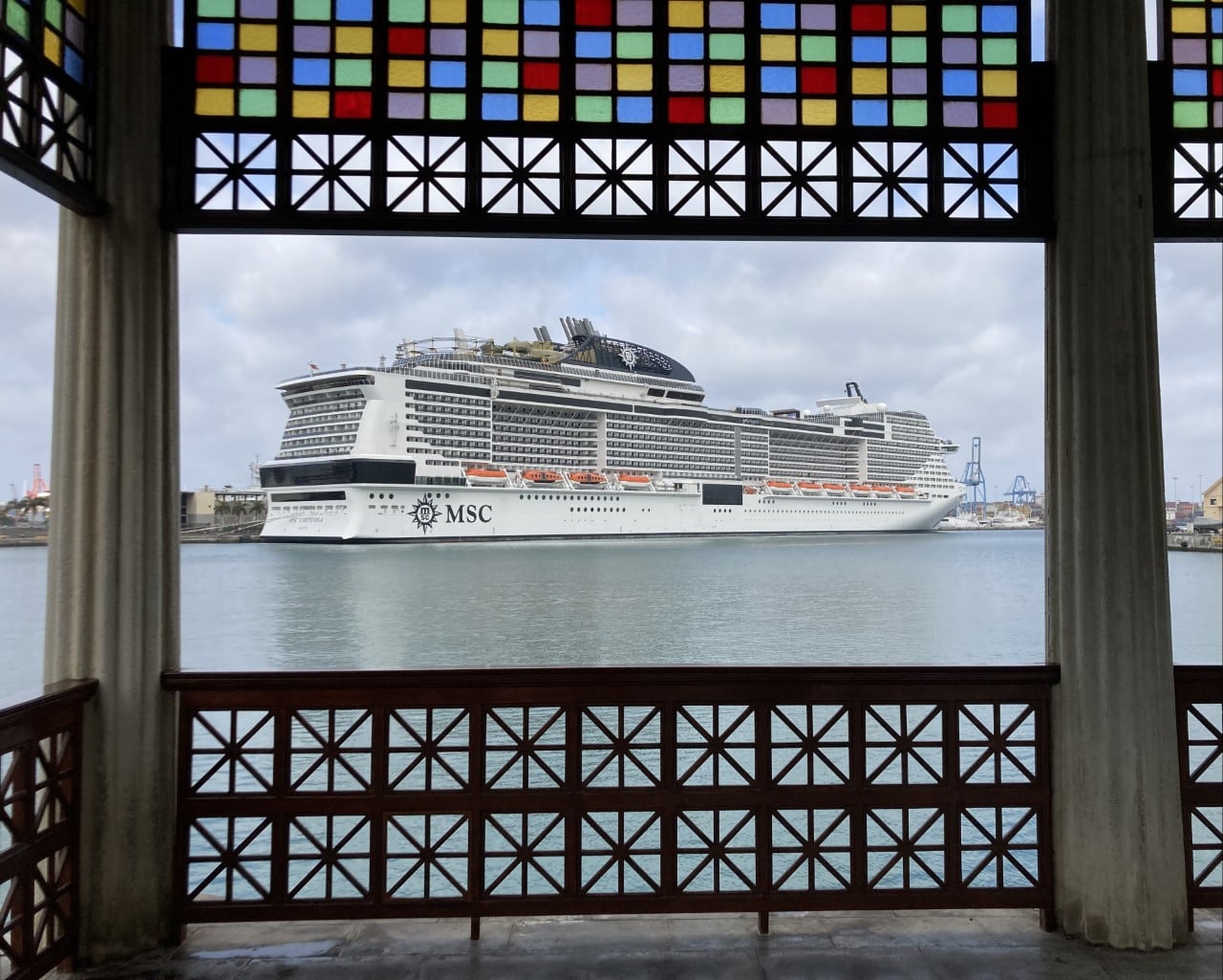 MSC Virtuosa en el muelle de Santa Catalina