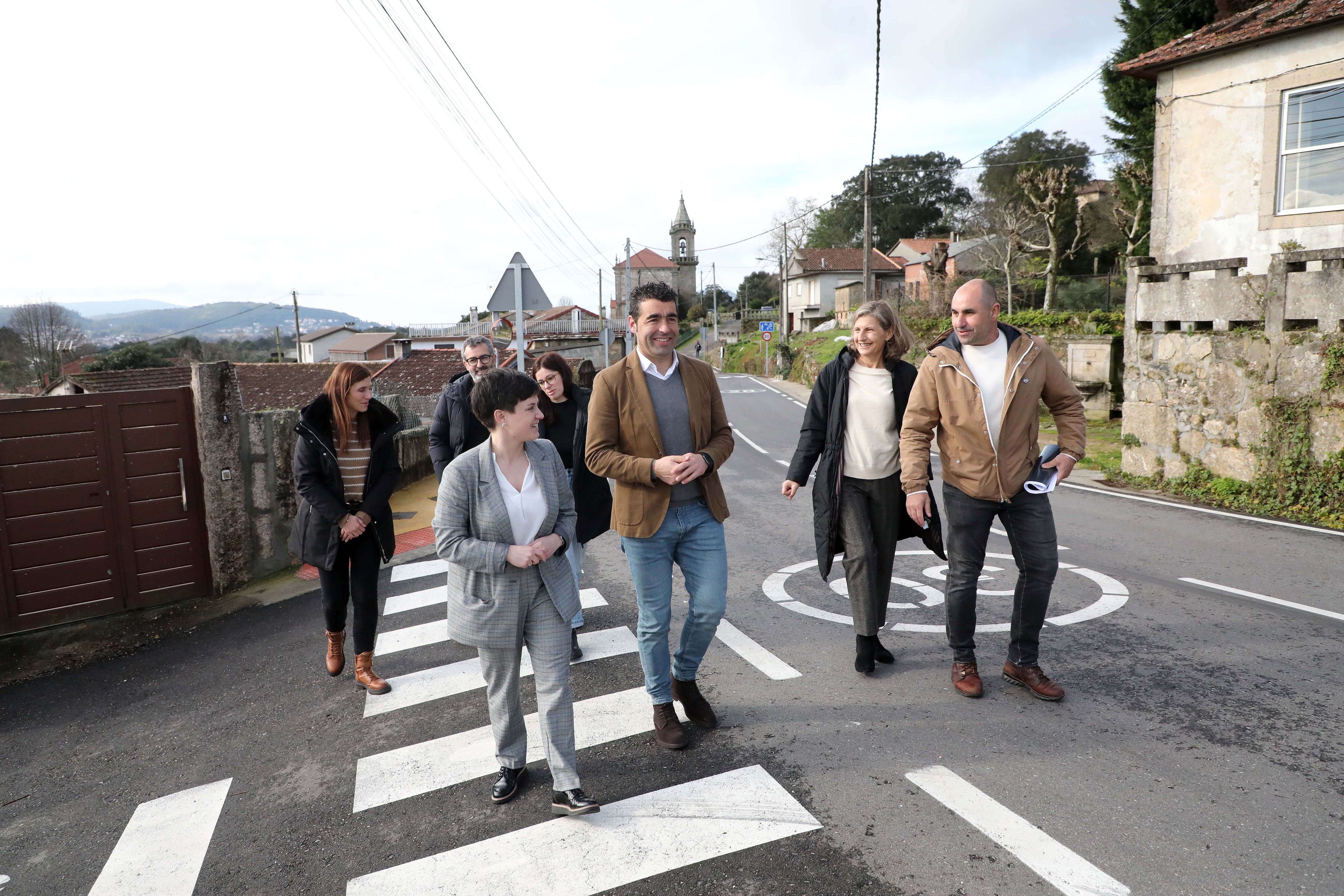 Ánxela Fernández, alcaldesa do Rosal, y Luis López, presidente de la Diputación, caminando en la renovada EP-3303 a su paso por Eiras