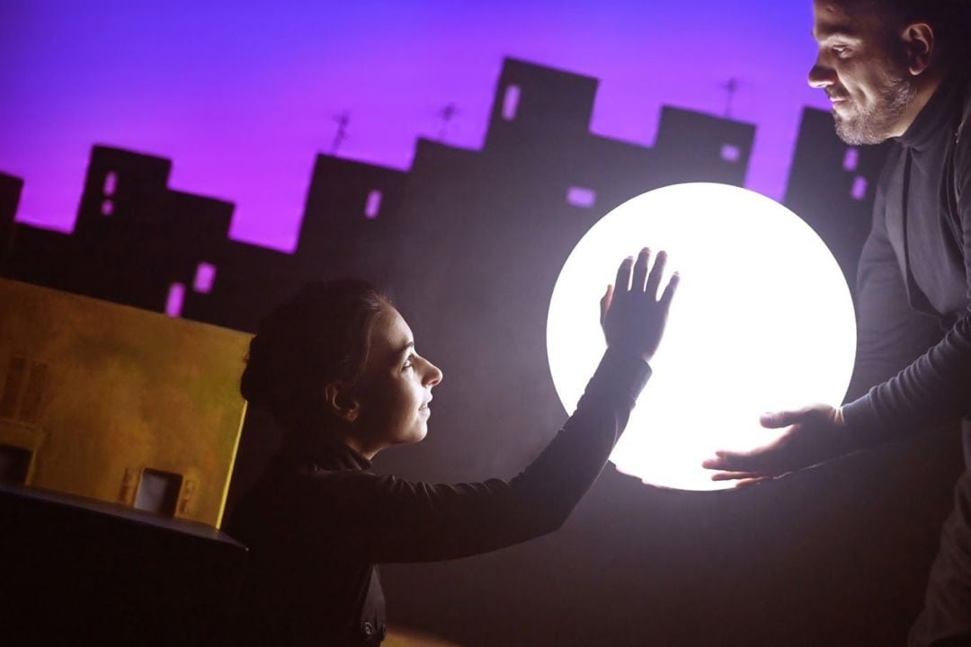 Representación de 'Luna', un espectáculo teatral para bebés de la compañía 'Arena en los bolsillos'