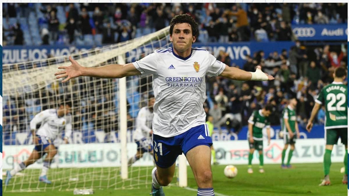 Iván Azón celebra un gol en La Romareda