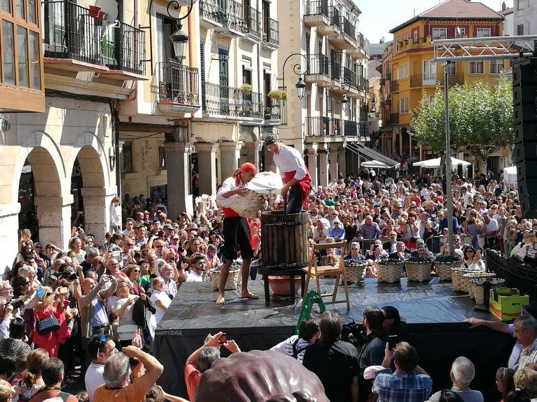 El pisado de la uva en la primera fiesta de la vendimia