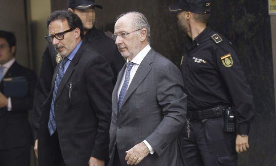 El expresidente de Bankia Rodrigo Rato (c), a su salida de la Audiencia Nacional el pasado 16 de octubre, donde había sido citado por el juez Fernando Andreu para declarar como imputado por el caso de las tarjetas opacas de Caja Madrid.