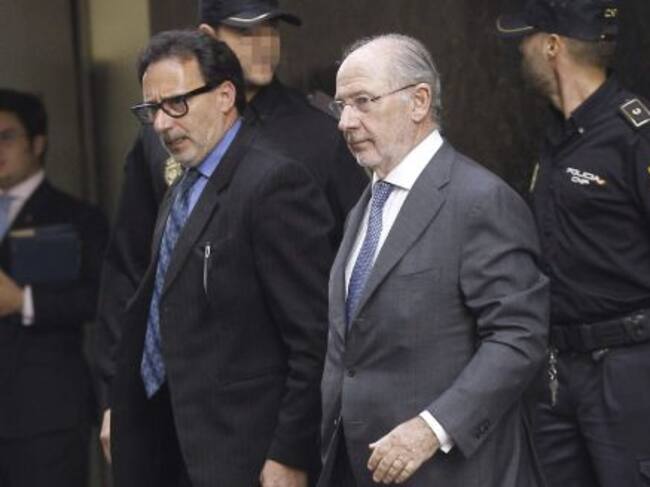 El expresidente de Bankia Rodrigo Rato (c), a su salida de la Audiencia Nacional el pasado 16 de octubre, donde había sido citado por el juez Fernando Andreu para declarar como imputado por el caso de las tarjetas opacas de Caja Madrid.
