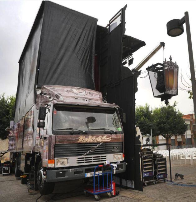 Camión que transporta los elementos necesarios para montar el escenario de Les Arts Volant