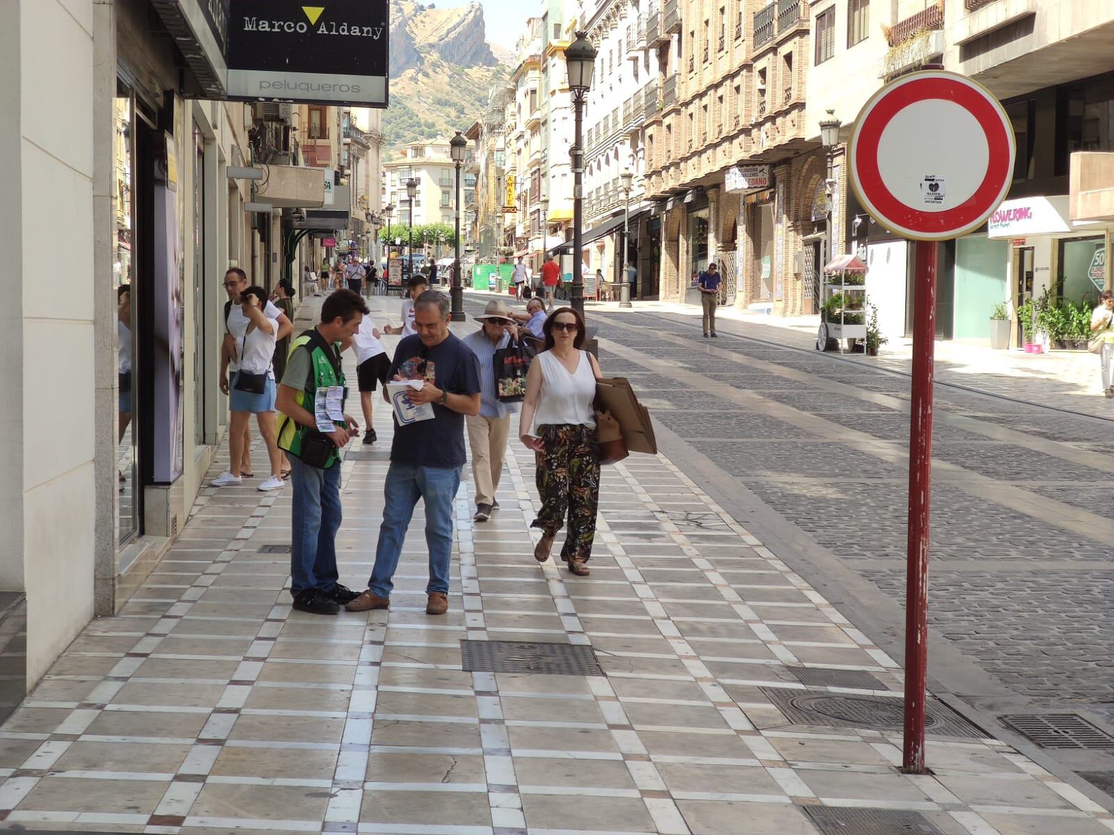 Personas confluyen en la acera de una céntrica vía de la capital jiennense