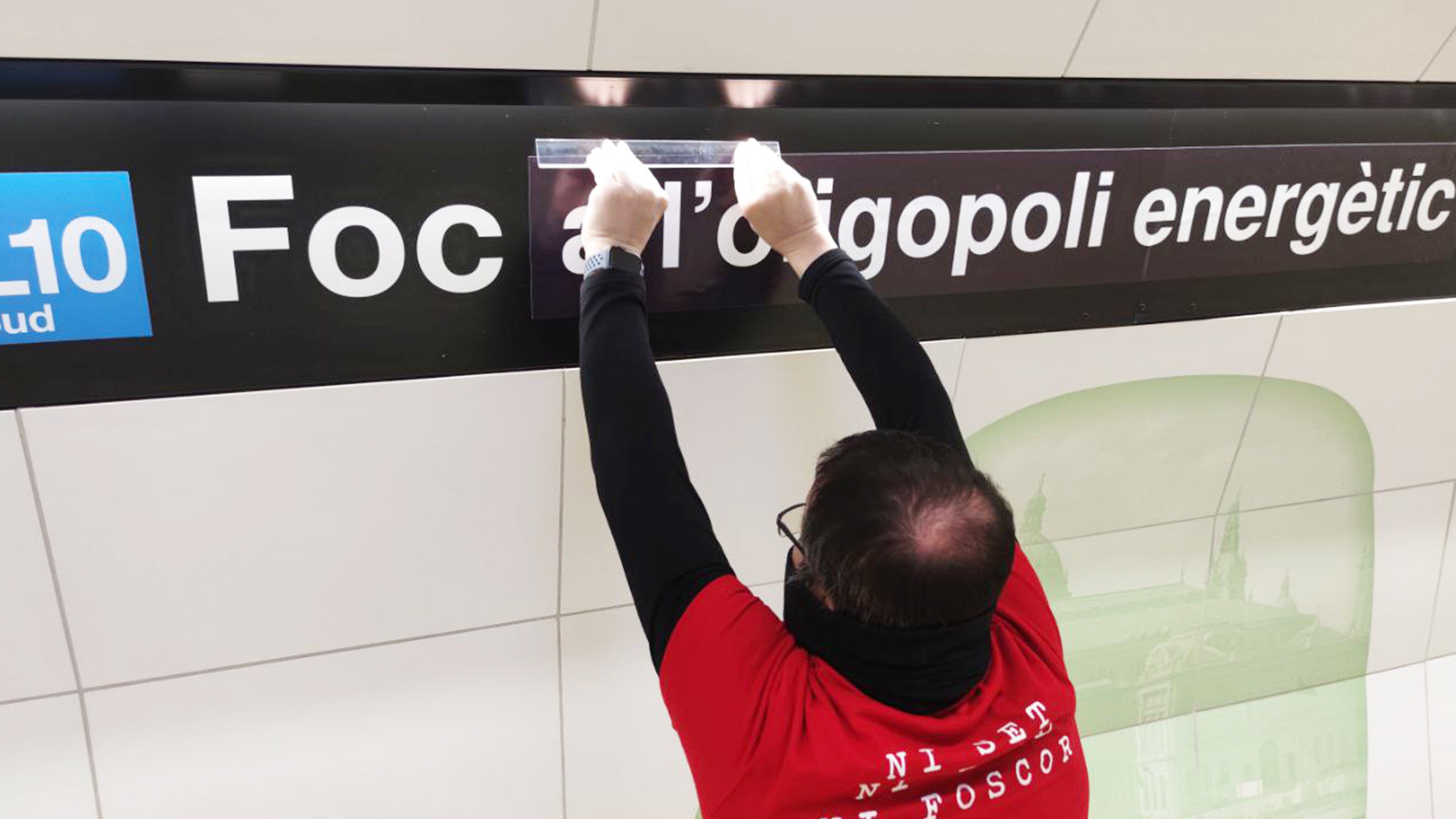 Acció de l'Aliança contra la Pobresa Energètica al metro de Barcelona