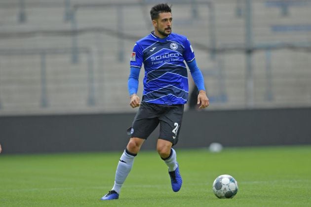 Álex Pérez con la camiseta de su nuevo equipo