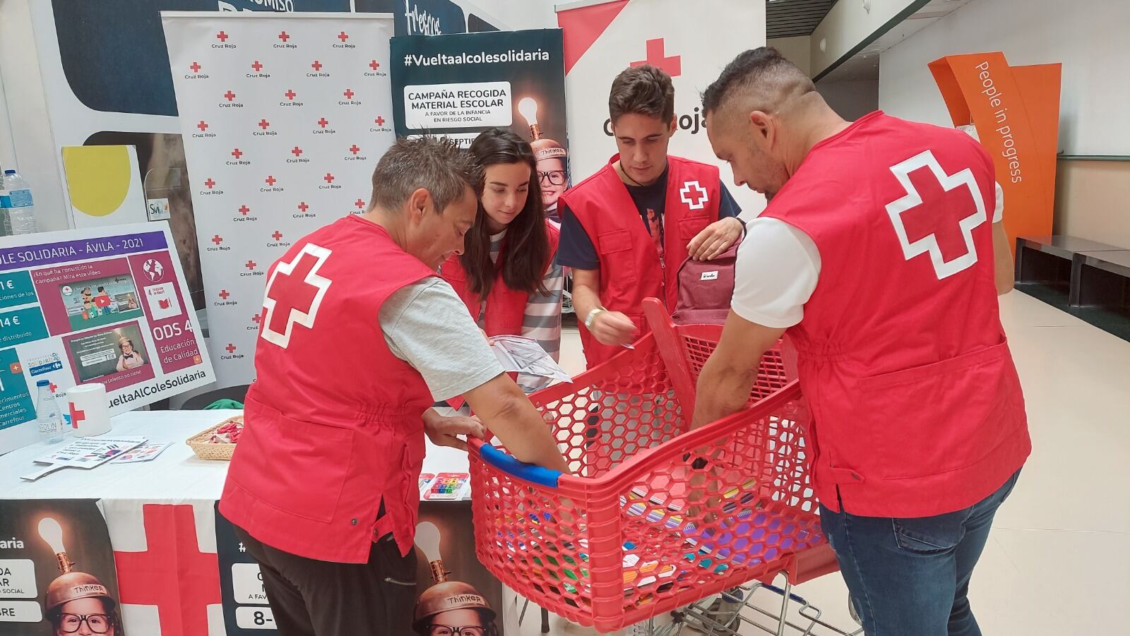 Voluntarios durante la recogida de material escolar