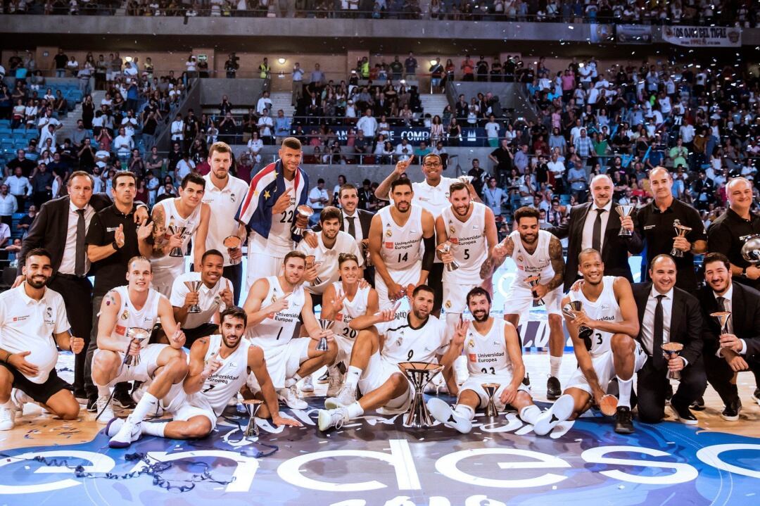 Los integrantes del Real Madrid festejan sobre el parqué del Fontes do Sar la Supercopa Endesa 