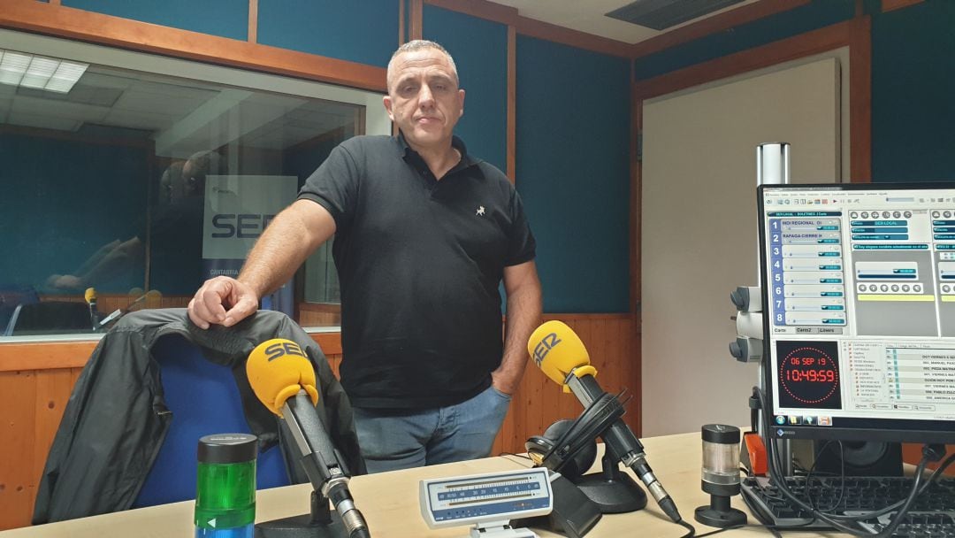 Marinao Carmona en un estudio de Radio Santander 