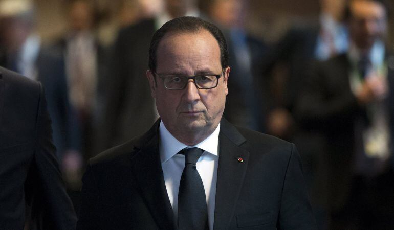 EL presidente francés Francois Hollande a su llegada a la rueda de prensa tras el atentado en Grenoble. 