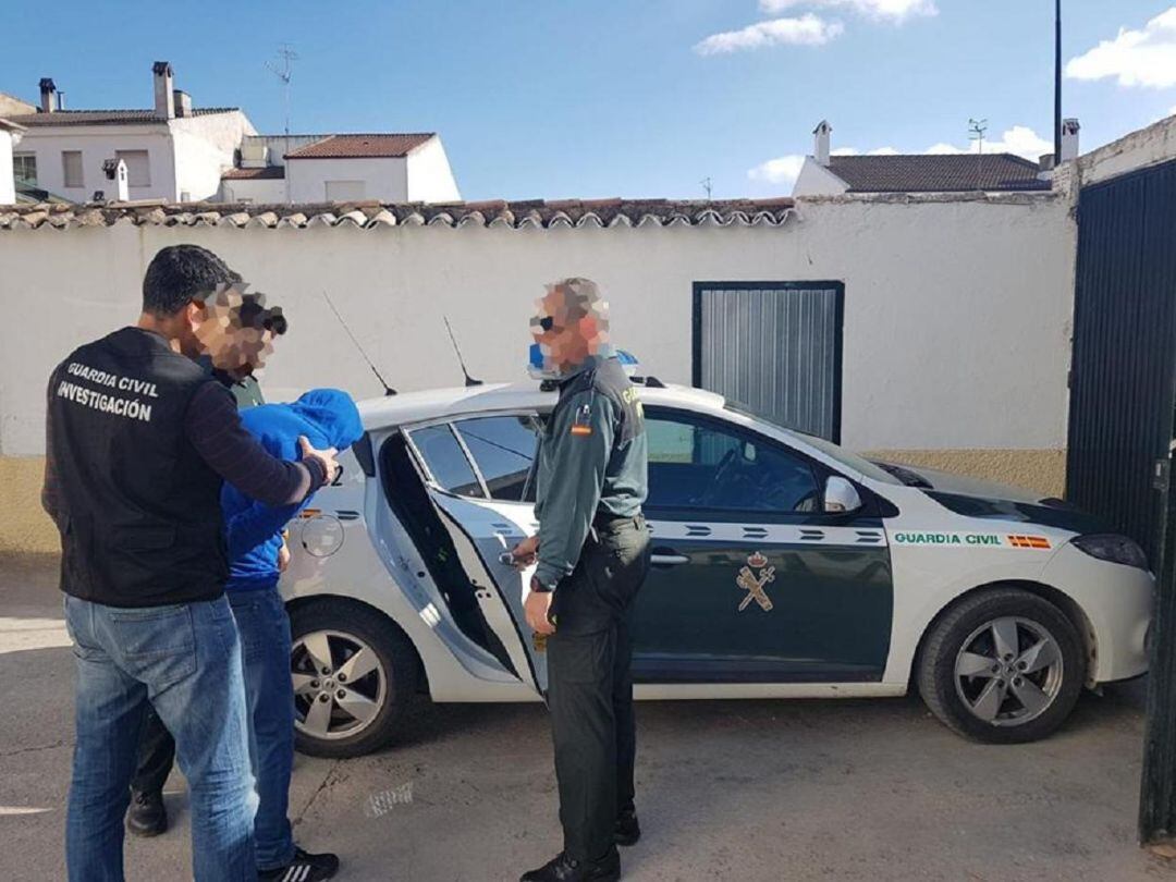 Detenidos cuatro marteños y desarticulado un punto de venta de droga